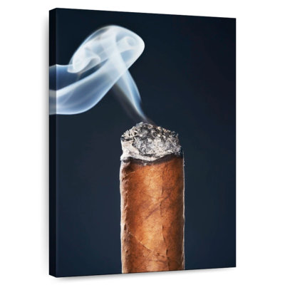Senne brûlant un cigare de près