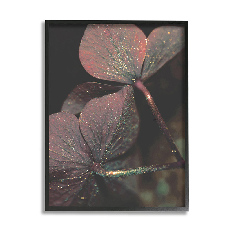 «Red Sparkle Petals» par Daphne Polselli - impression d'art graphique, H 20 po x l 16 po x 1,5 po, Cadre noir