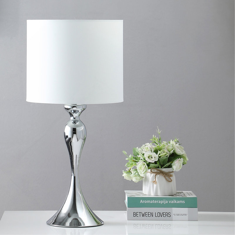 Lampe de table moderne en métal argenté 24,5 po In Bailey, Argent foncé