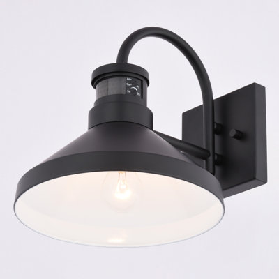 Vina 9,5 po Applique murale d'extérieur Dusk To Dawn 1 lumière H noir et blanc à détecteur de mouvement, abat-jour en acier durable avec intérieur blanc, à utiliser pour la porte d'entrée du patio ou du garage