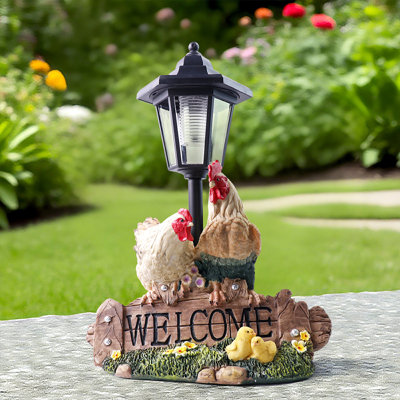 Statue de jardin solaire de famille de poulets avec lampe rétro, figurine de poule coq en résine 13 pouces avec signe de bienvenue, décoration extérieure imperméable à DEL pour patio de jardin