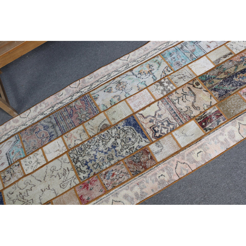 Découvrez le confort de ce tapis en patchwork turc antique beige idéal pour les chambres à coucher