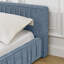 Lit plateforme tapissier avec tête de lit grand format et tissu plissé en chenille-561167046