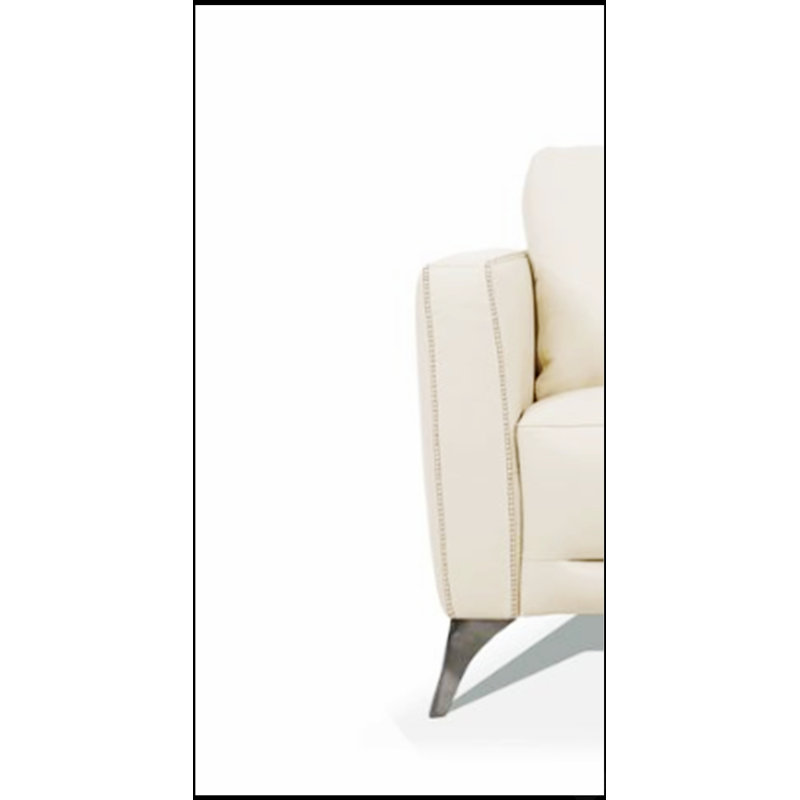 Fauteuil de luxe Malaga en cuir crème, avec dossier confortable et assise ferme, parfait pour une décoration intérieure élégante.