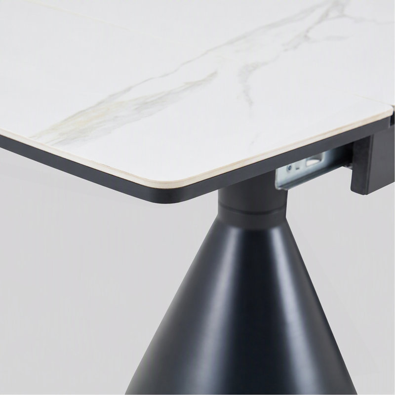 Table de salle à manger extensible à plateau en pierre: plateau de table en marbre blanc avec pieds fuselés en métal noir. Une table de salle à manger rectangulaire d'inspiration moderne et luxueuse pour un usage domestique, pouvant accueillir de 4 à 8 personnes.