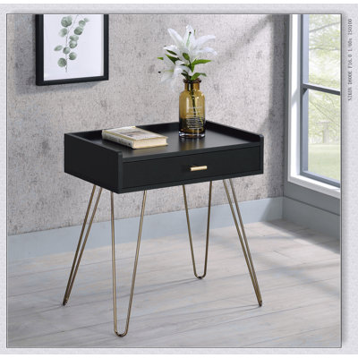 Table de bout avec tiroir en bois noir et doré Hailey, parfaite pour les espaces modernes et compacts.