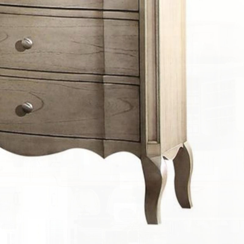 Table de chevet à finition antique avec design de chambre à coucher classique intemporel