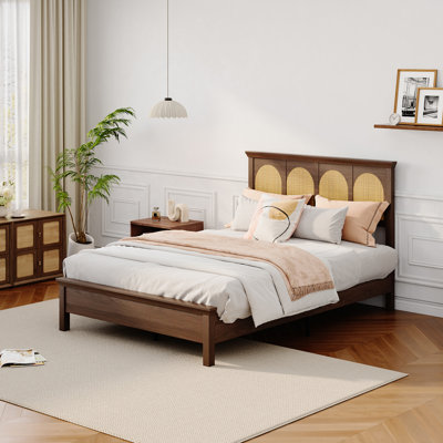 Structure de grand lit en rotin, lit plateforme en bois Boho avec tête de lit en rotin naturel et pied de lit Mid-Century, support de lattes silencieux, aucun sommier requis