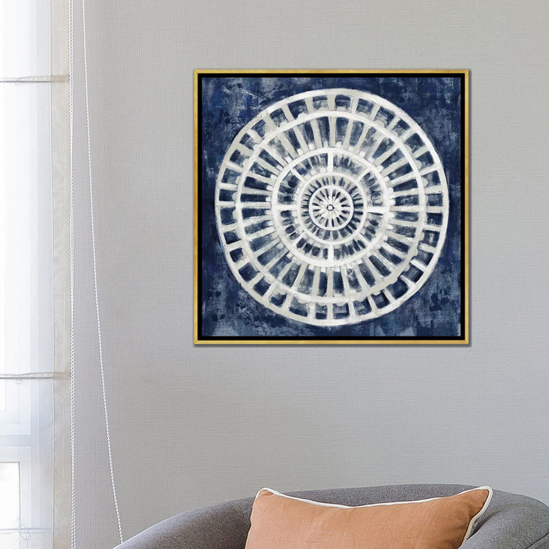 Médaillon texturé bleu par Silvia Vassileva - reproduction, Toile encadrée d'or, H 26 po x l 26 po x P 1,5 po, Aucun mat