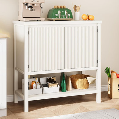 Armoire de rangement à porte cannelée blanche, entrée polyvalente et canapé
