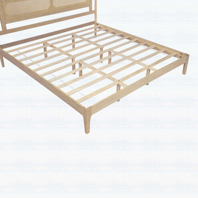 Très grand lit en bois de pin avec tête de lit en rotin, pieds de soutien renforcés et rangement spacieux sous le lit pour une esthétique naturelle