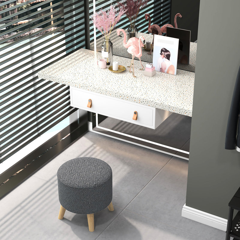 Rangement gris confortable pour le salon dans une maison polyvalente