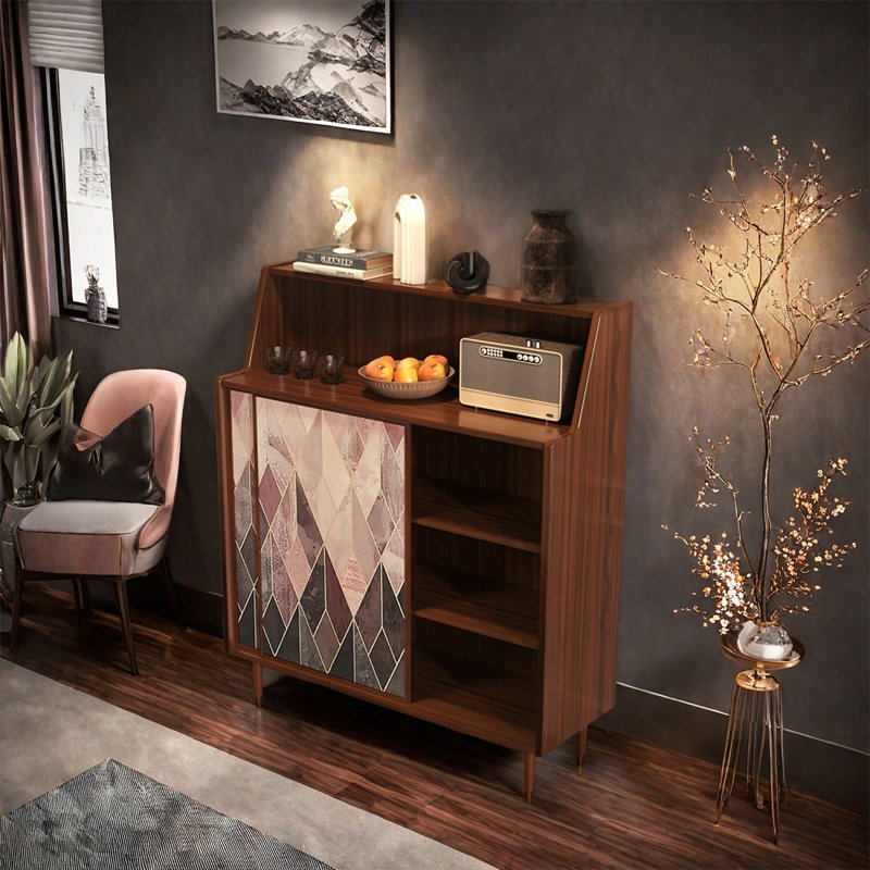 Armoire décorative en noyer