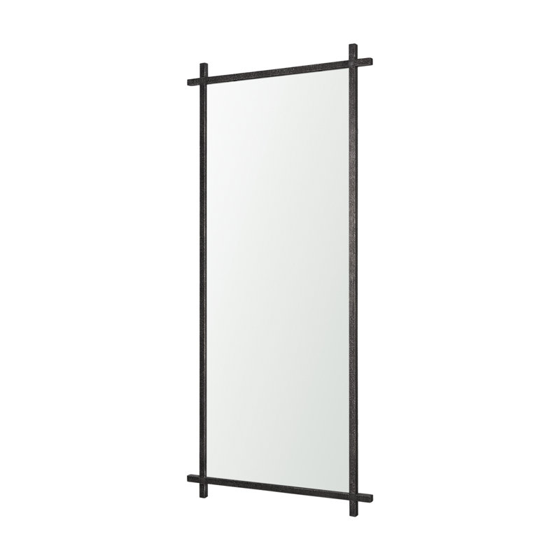 Rusin est un miroir rectangulaire avec un cadre en croix en métal texturé dans une finition dorée brossée.