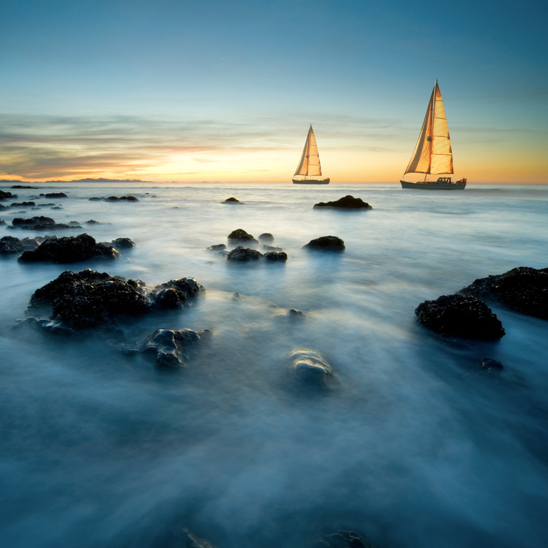 Segelboote auf dem Meer in der Abenddämmerung - Druck