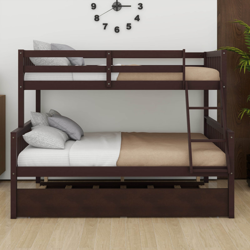 Lit simple superposé au dessus d'un lit double avec lit gigogne, cadre de lit plateforme convertible avec échelle, cadre en bois massif et garde-corps de sécurité