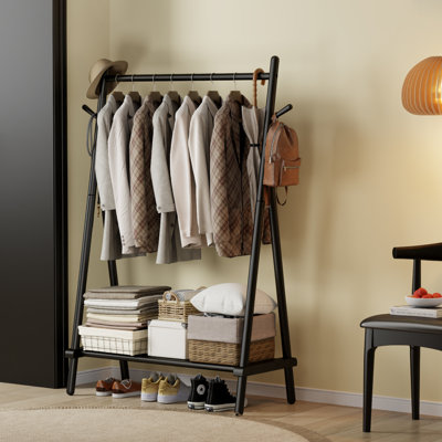 Portant à vêtements en bois massif Adryell, organisateur de vêtements autoportant avec tablette inférieure et crochets latéraux