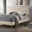 Structure de lit double pleine grandeur avec tête de lit capitonnée à chevrons, pieds dorés en flanelle dorée pour la chambre à coucher