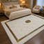 Tapis luxueux en marbre luxueux, bordure grecque en or ivoire, tapis en fausse fourrure douce-528510691