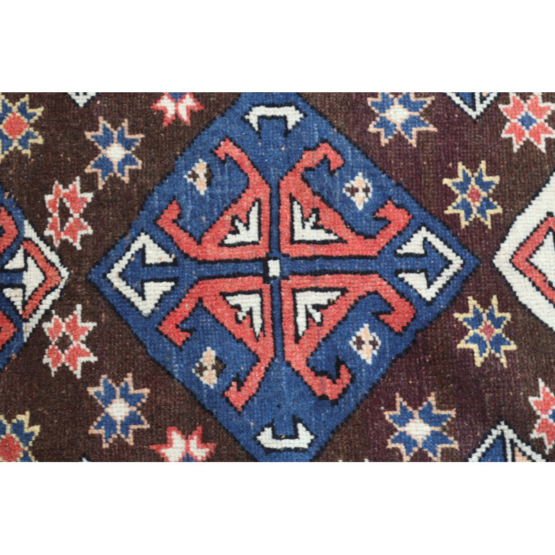 Charmant tapis turc rétro dans des tons chauds de terre, parfait pour rehausser n'importe quel décor de salon ou de chambre à coucher