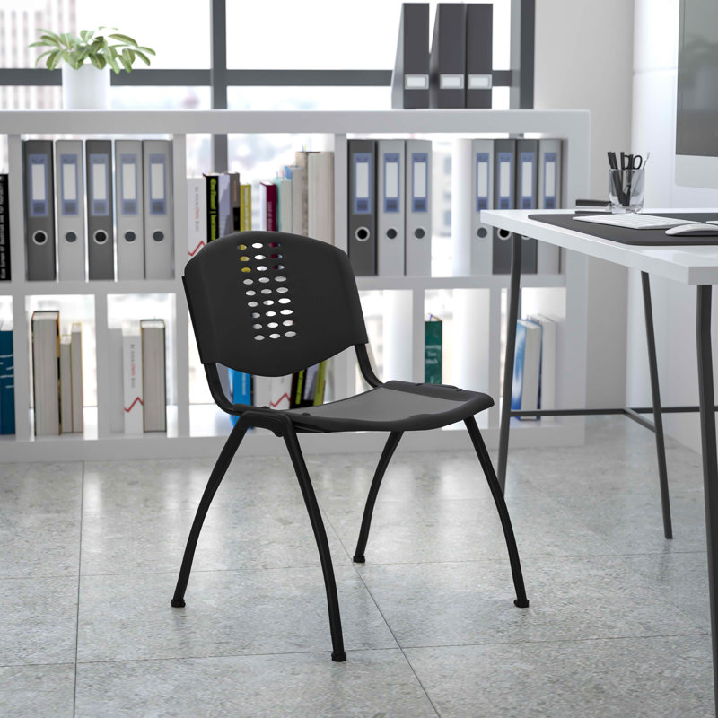 Chaise empilable en plastique avec dossier et structure ovales d'une capacité de 880 lb Oliverson