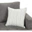 Chaise en chenille avec coussin décoratif, offrant un confort et un style inégalés pour des moments de détente dans n'importe quelle pièce.