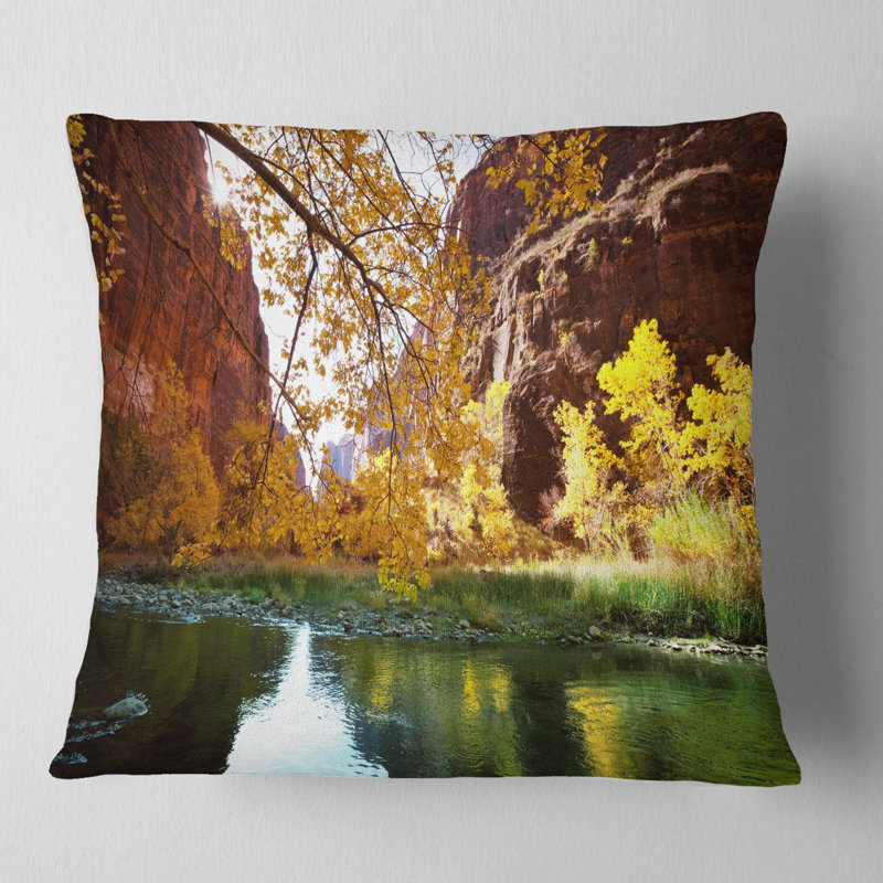 Coussin Schafer Landscape Lake in Yosemite Mountains, 18 po x 18 po, Coussin décoratif