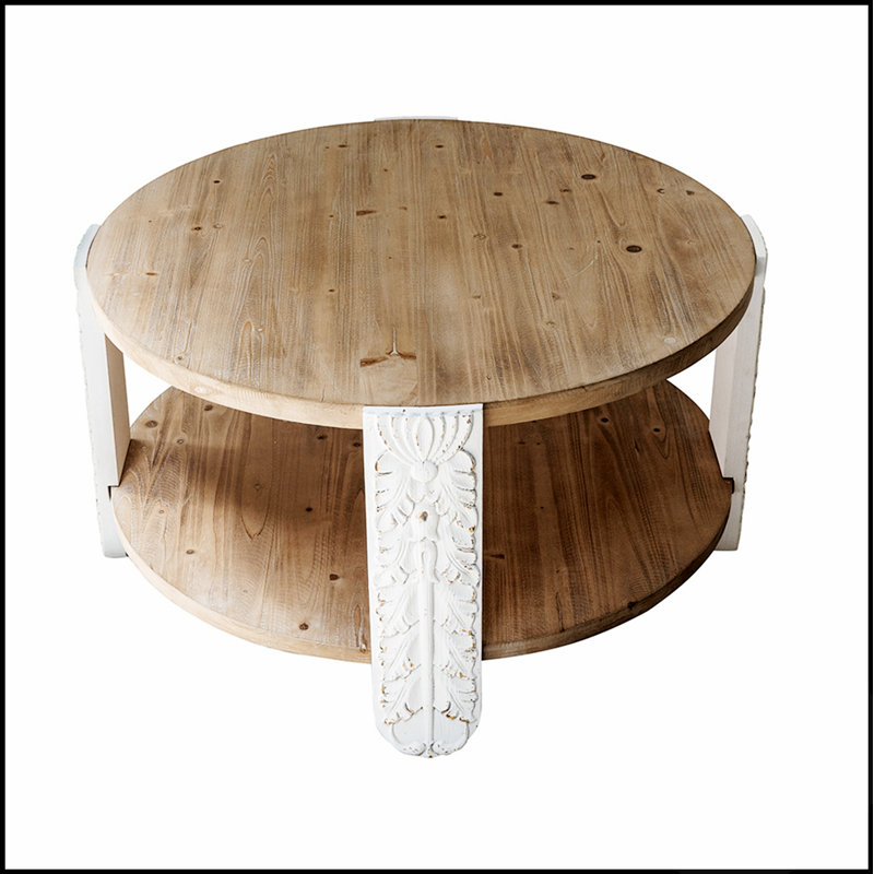 Table basse ronde en bois avec pattes sculptées et tablette de rangement inférieure, idéale pour un décor moderne ou traditionnel.