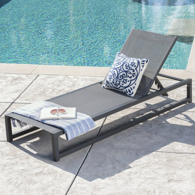 Chaise longue à structure métallique avec dossier réglable