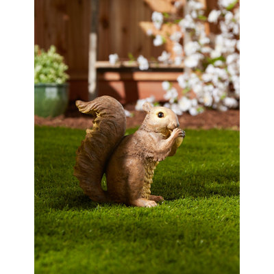 NIBBLING SQUIRREL GARDEN STATUE