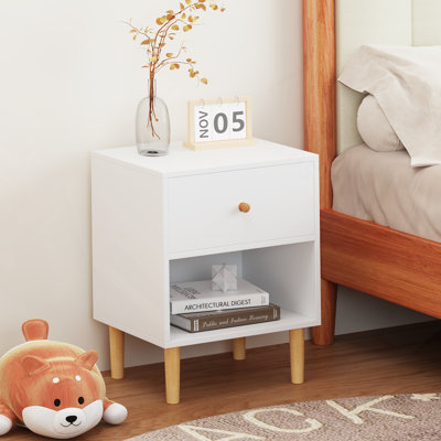 Table de chevet en bois avec un tiroir et une tablette pour enfants