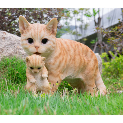 Statue de mère chat portant un chaton tigré