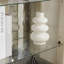 Vitrine d'exposition antique blanche avec tablettes réglables et cloisons de tiroir mobiles, style élégant-1238388515