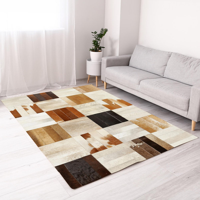 Tapis patchwork en cuir de vache véritable brun et crème 5 x 7,5 pi, Rectangle 5 pi x 7 pi 6 po