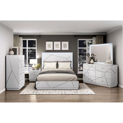 Très grand lit à panneau blanc de style moderne avec éclairage à DEL intégré et détails géométriques, finition des rails de meubles de chambre à coucher, détails sur la tête de lit,