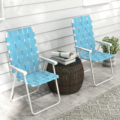 De 2 chaises de patio pliantes, chaises de camping classiques pour l'extérieur. Camping portatif sur la pelouse, plage. Accoudoir bleu avec surface en bleu, siège extérieur séduisant. Grand jardin, piscine, plage, cour arrière
