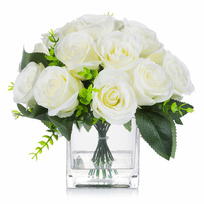 Roses artificielles dans un vase en verre
