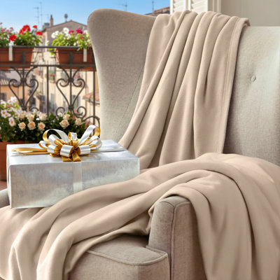 Couverture en laine. Luxueux, doux et confortable. Convient à toutes les saisons, léger, pratique, lavable à la machine et facile d'entretien. Il peut être utilisé comme couverture de lit ou comme canapé douillet.