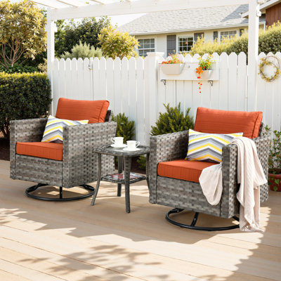 Chaise berçante d'extérieur en osier / rotin avec coussins Bobia