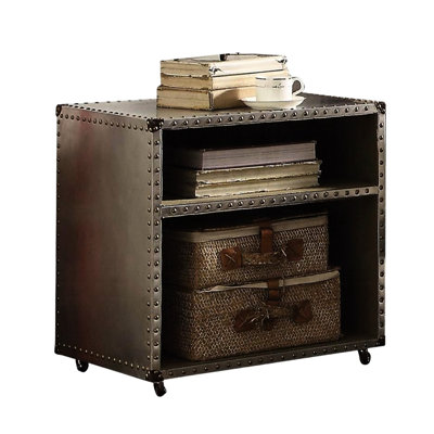 Table de chevet rectangulaire en aluminium argenté avec 2 tablettes, garniture cloutée et facile à déplacer grâce à son option de portabilité attrayante.