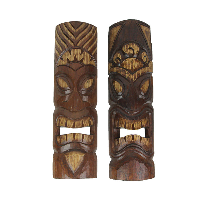 Ensemble de 2 masques muraux Tiki en bois brun sculpté à la main de style tropical polynésien avec couvre-chefs soleil et fleurs - H 19,75 po x L 5,75 po x l 2,25 po