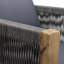 Table basse moderne en bois et moderne avec tissage en corde souple et détails d'eau avec des différences brillantes