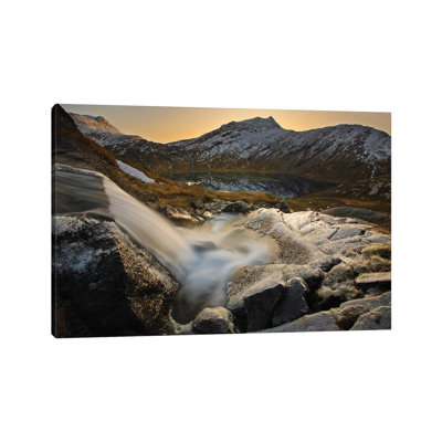 Un petit ruisseau qui traverse la vallée de Skittendalen dans le comté de Troms, Norvège par Arild Heitmann - reproduction de photo sur toile tendue
