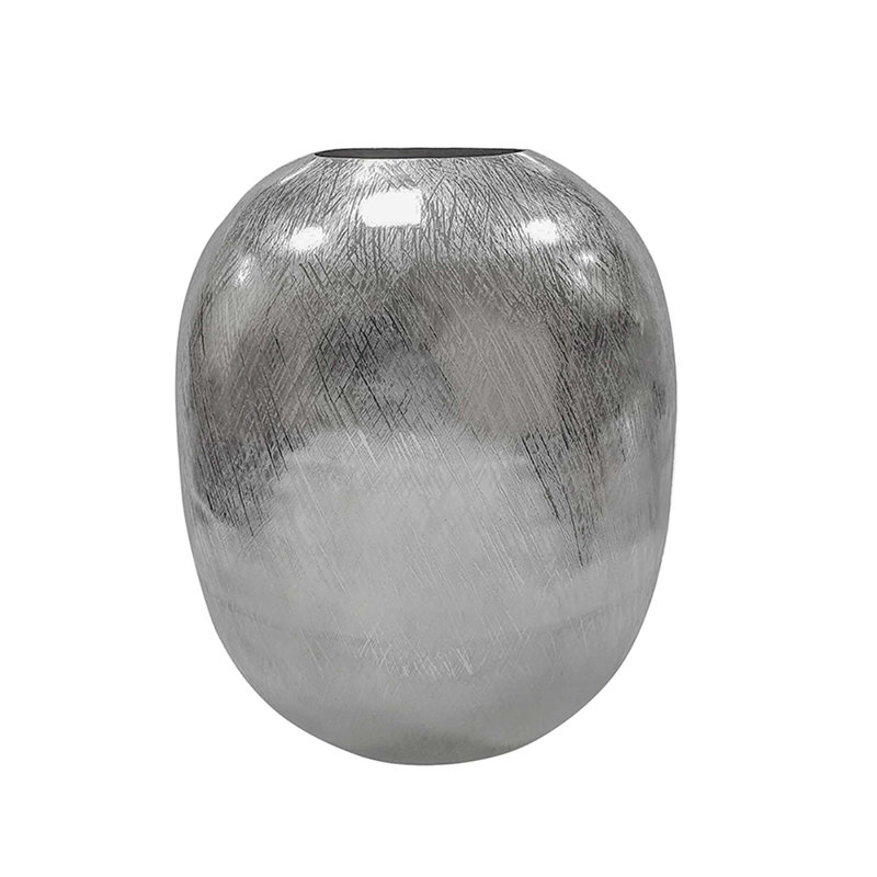 Vase décoratif en aluminium avec une finition argentée, léger et robuste, idéal pour les présentoirs de table et de manteau de cheminée modernes.
