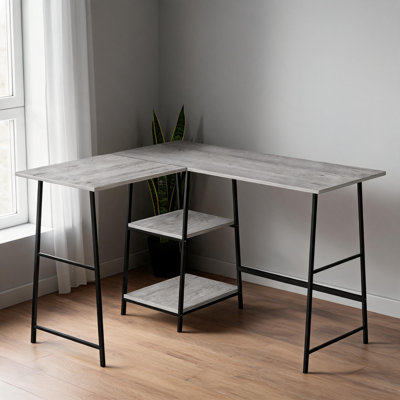 Bureau d'ordinateur en L avec plateau en stratifié gris neutre, poste de travail d'angle peu encombrant, tablettes de rangement ouvertes