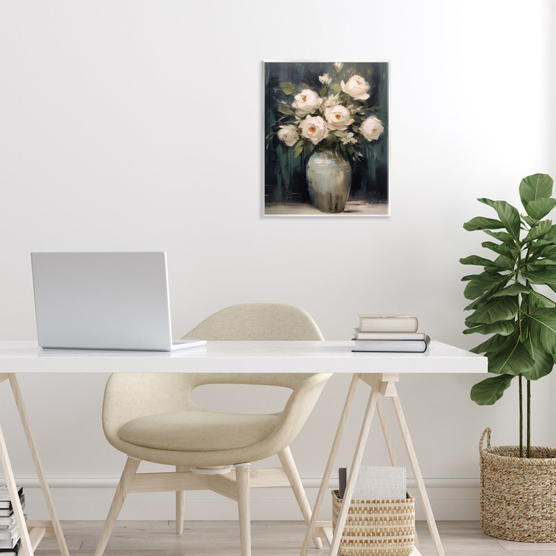 Roses blanches dans un vase foncé, plaque par LSR Creative Studio