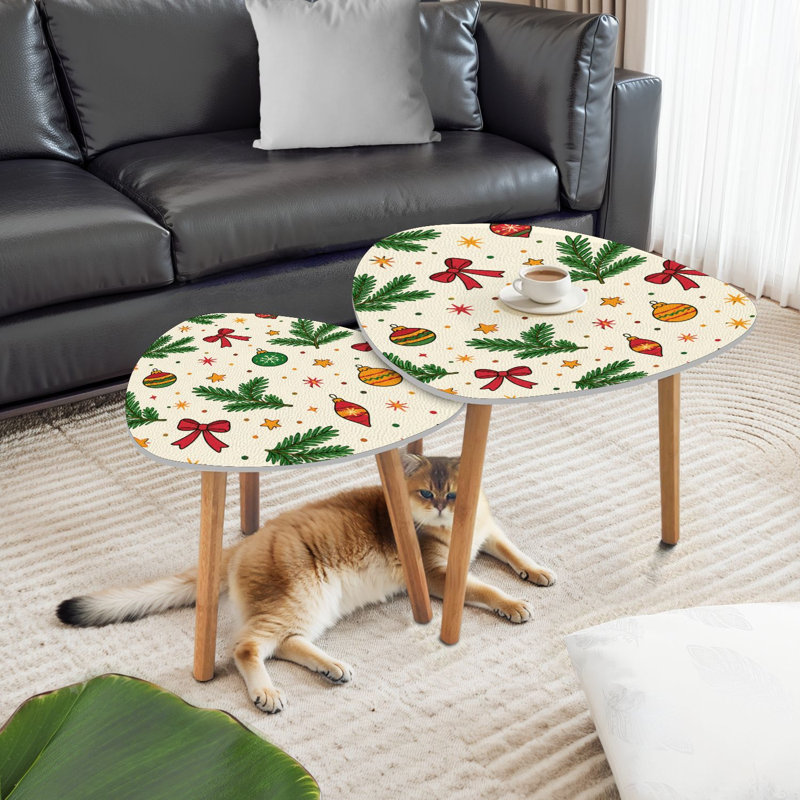 Ensemble de 2 tables basses gigognes triangulaires modernes, décorées de nœuds et de branches de pin pour Noël. Style du milieu du siècle, style empilable. Petite table d'appoint idéale pour le salon, la chambre à coucher ou un appartement. Décoration intérieure.