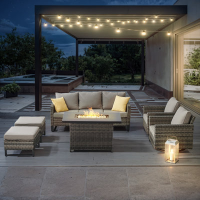 Ensemble de conversation pour patio en osier pour 5 personnes avec foyer, repose-pieds et coussins.