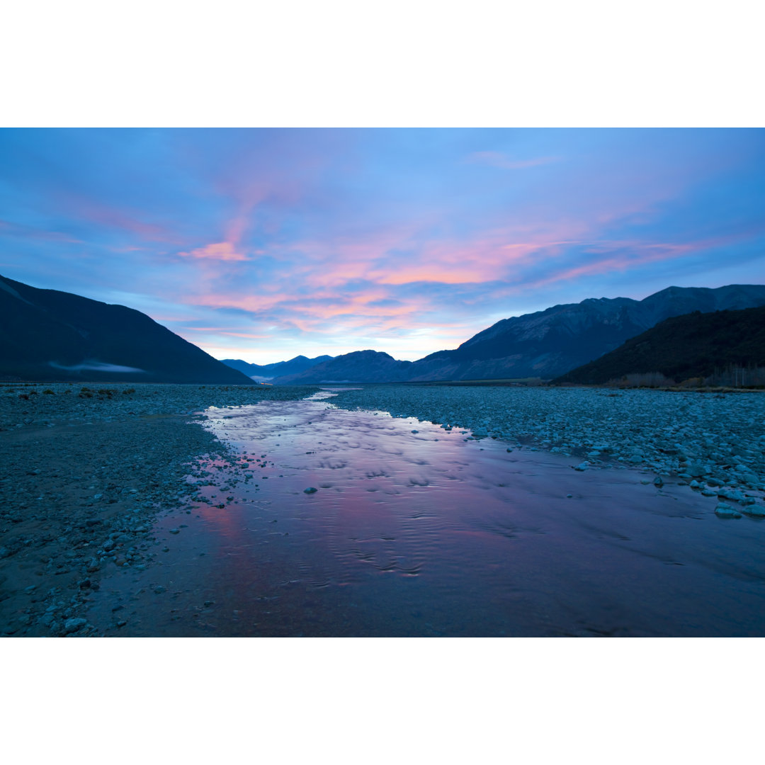 Dawn In Arthur's Pass von Simonbradfield - Kunstdrucke auf Leinwand ohne Rahmen