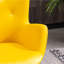 Chaise contemporaine à dossier en velours jaune avec boutons et pieds en bois massif pour une sensation luxueuse